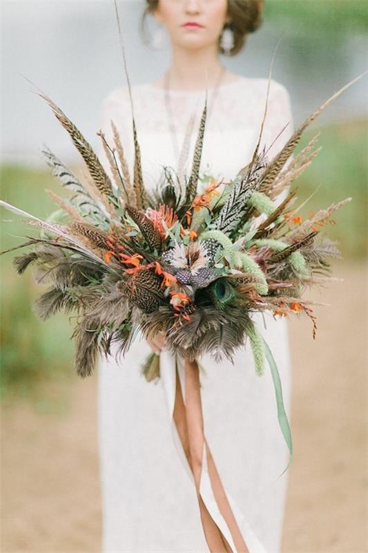 boho -tyylinen syksyn morsiuskimppu höyhenillä