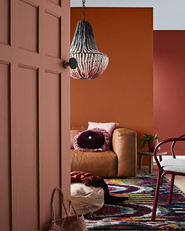 boho -tyylinen olohuone värikäs matto terrakotta -seinämaali