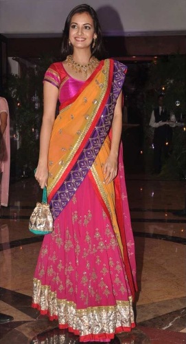 Den farverige tunge broderede Bollywood Saree