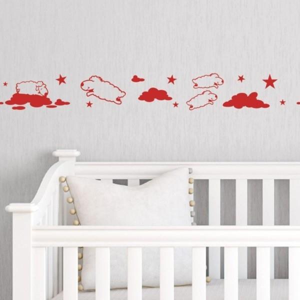 raja vauvan huone valoseinät punainen reunus valkoinen vauvan sänky