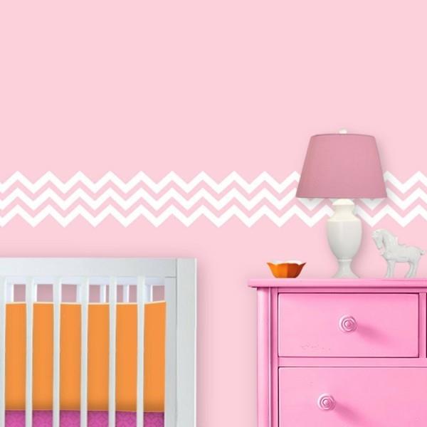raja vauvan huone siksak -kuvio vaaleanpunaiset seinät