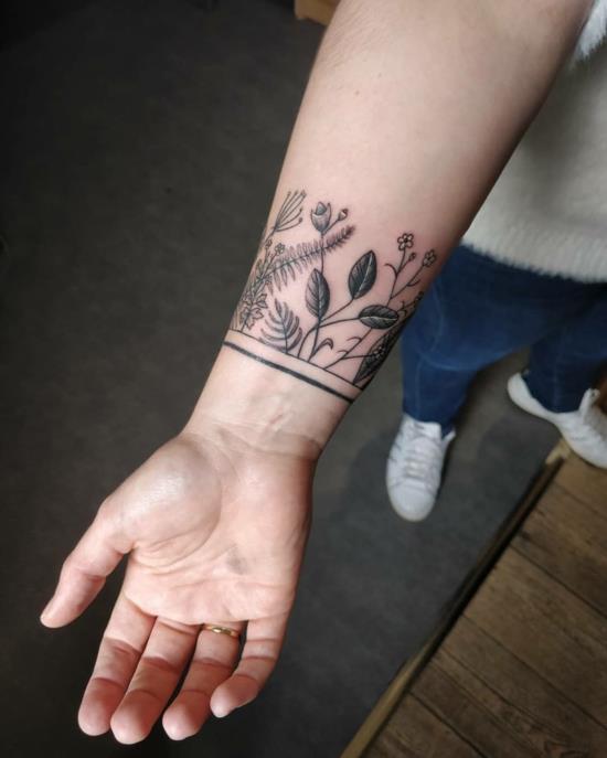 kasvitieteellinen kuvio rannekoru tatuointi