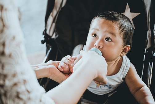 hvordan man fodrer en baby på flaske