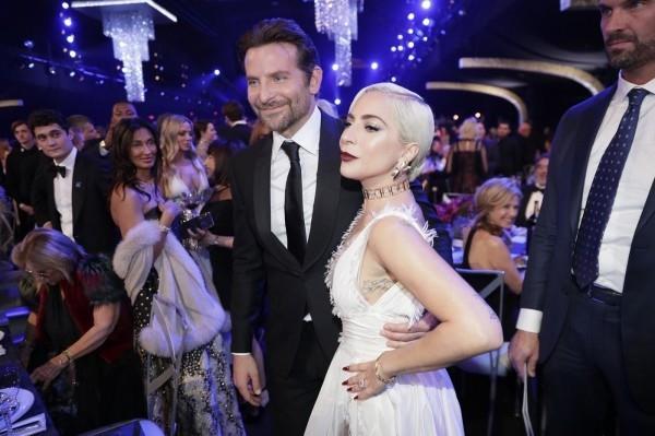 bradley cooper seremoniassa lady gagan kanssa