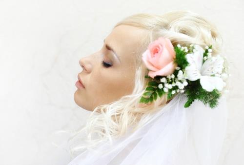 häät kampaus kukkia rose lilium ja saniainen