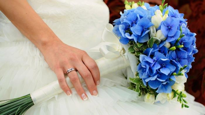 hääpuku pitkä sininen hortensia valkoinen fresia