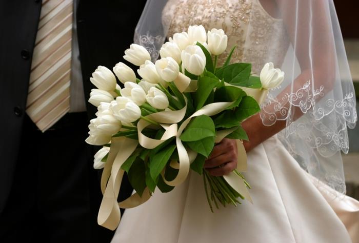 hääpuku pitkähihainen kirjonta valkoinen tulppaanit jousi