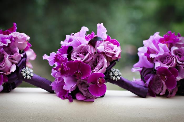 morsiamen kimppu violetit ruusut violetti orkideat strassit rintakoru
