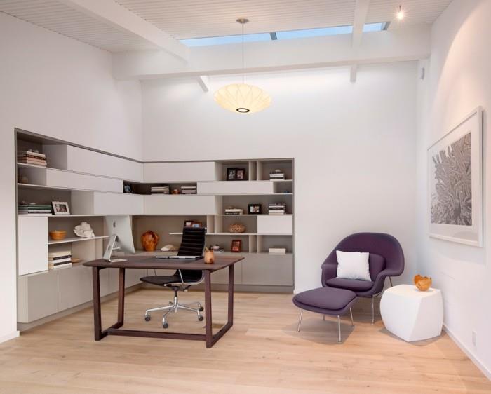 toimistokalusteet moderni sisustus valkoiset seinät violetit nojatuolit