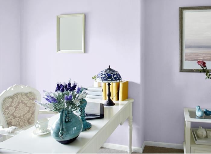 toimistokalusteet valkoiset violetit seinät vintage kirjoituspöytä keraaminen maljakko sininen kynttilänjalat