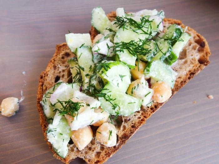 Broetchen -tillin suolakurkkua