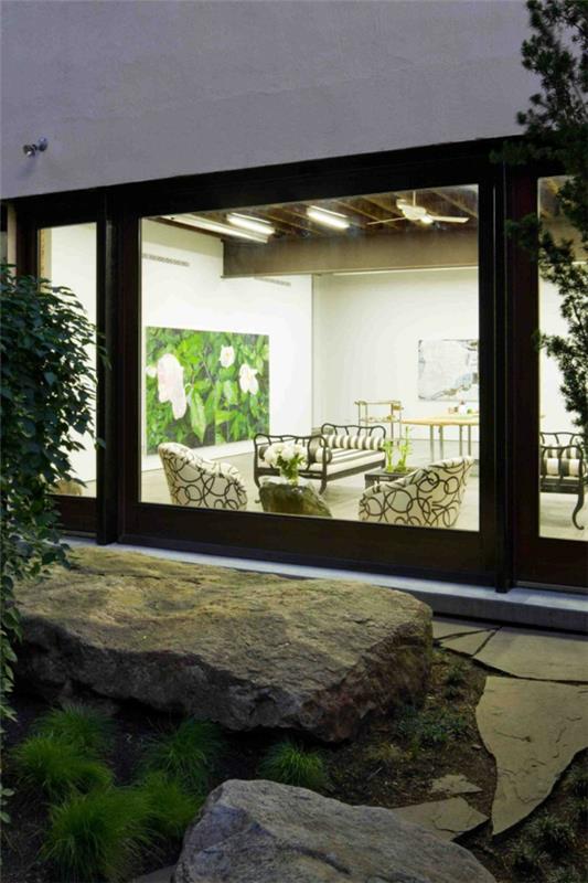brooklyn viileä studio massiivisia kivilohkoja ja rehevää ruohoa
