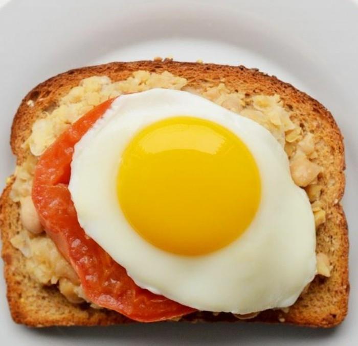 leipä levittää aamiainen ideoita avokado terve leipä basilika muna tomaatti