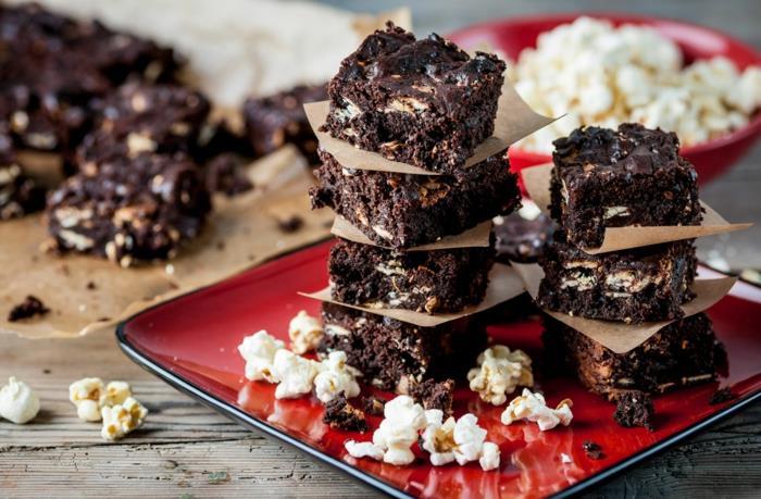 brownie -resepti tummaa suklaata sisältävää popcornia