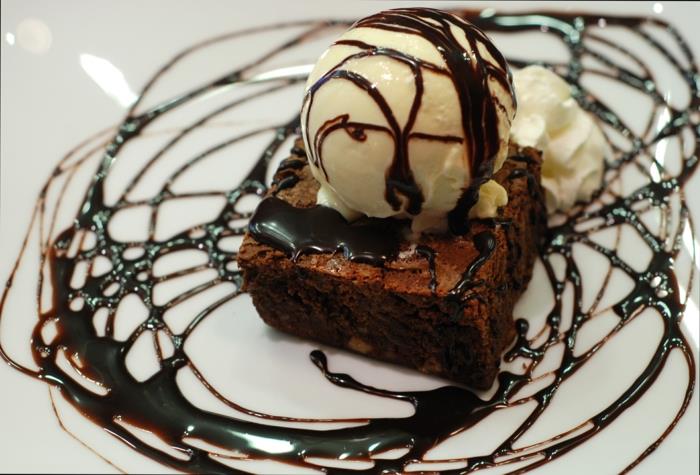 brownie -resepti suklaakastike jäätelö
