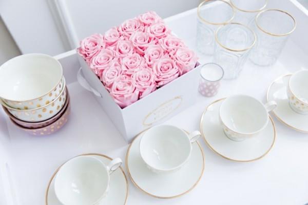 brunssi -teekutsut ruusut säilyttävät pöydän koristeen