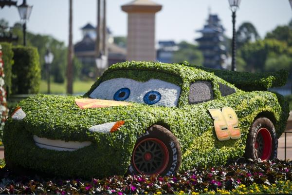 puutarhahahmot boxwood topiary iloinen auto
