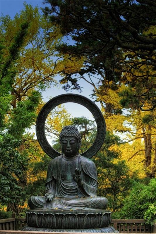 tarkoittaa puutarhan patsas Buddha -hahmoja puutarhassa