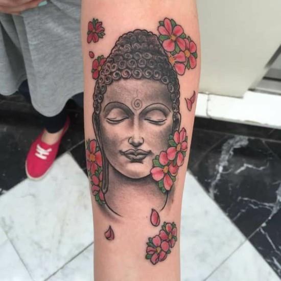 buddha kirsikankukka tatuointi käsivarsi