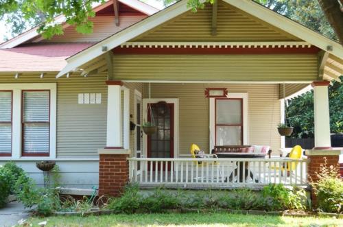 Remontoitu bungalow, jossa on puinen lankkujulkisivu