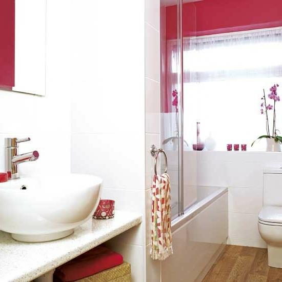 värikäs punainen nykyaikainen tunne kylpyhuone vilkas vaaleanpunainen moderni kylpyhuone