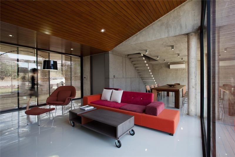 värikkäät huonekalukappaleet design modernit portaat askelee ikkunaluukut