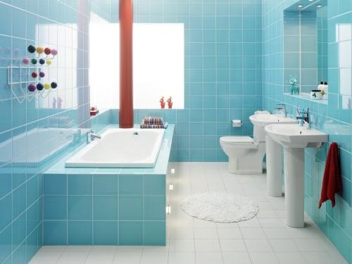 värikäs kylpyhuone suunnittelee sinisiä laattoja