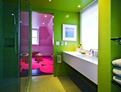 värikäs kylpyhuone suunnittelee kirkkaita värejä