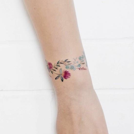 värikkäitä kukkia mini tatuointi ranne