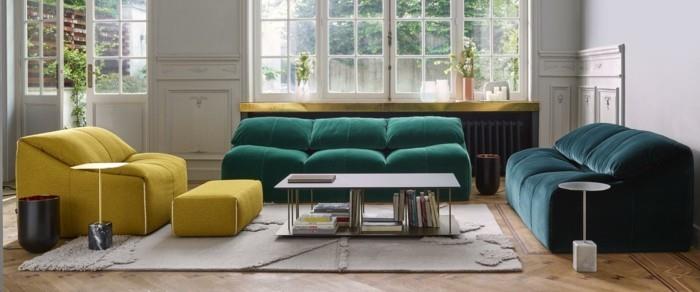värikkäät design -sohvat olohuoneessa