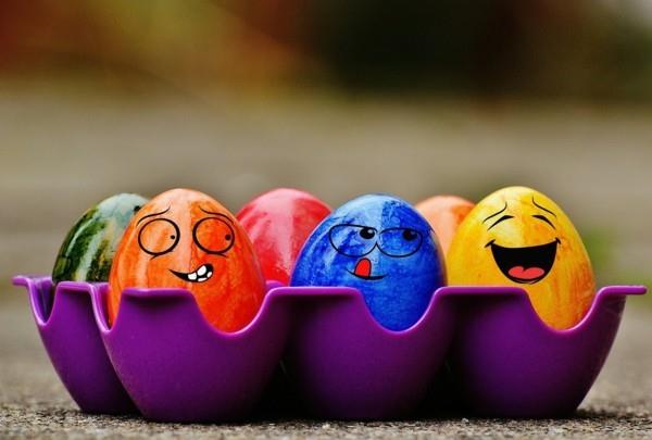 värikkäitä munia ja kasvot maalaus pääsiäismunia