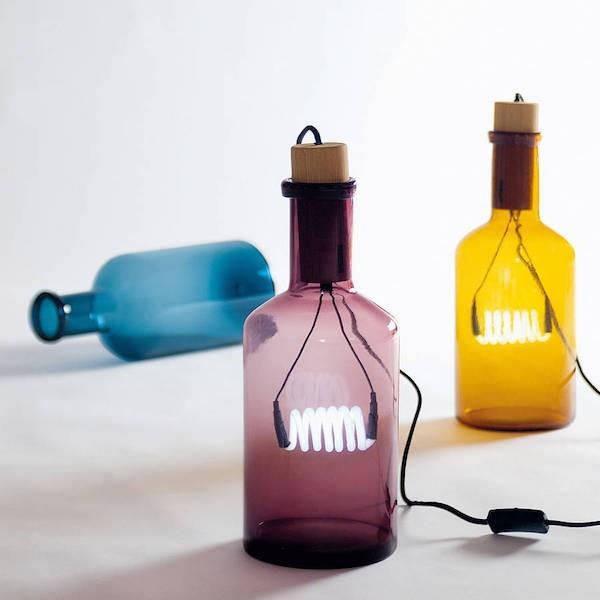 värikkäät lasipullot DIY idea pöytävalaisimiin