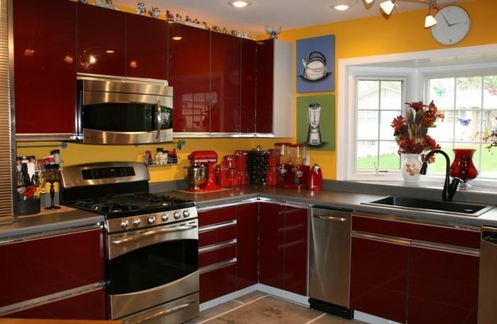 värikäs keittiö keltaiset seinät tummanpunainen keittiökaapit kaunis seinätaide