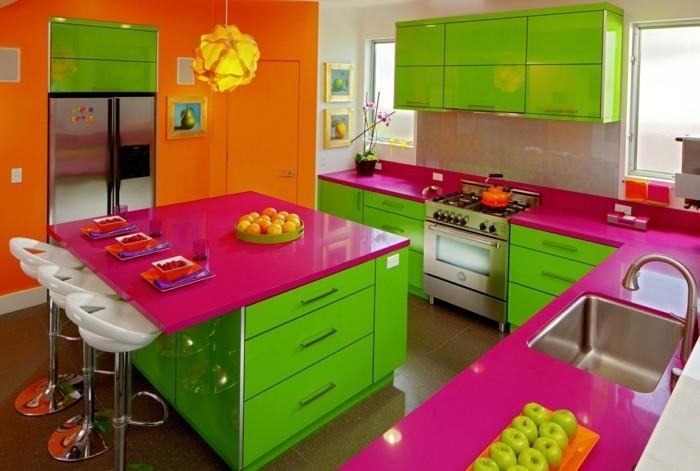värikäs keittiö vihreä violetti oranssi yhdistelmä