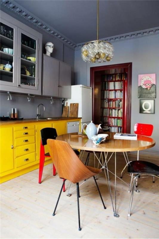 värikkäät keittiöideat keltaiset keittiökaapit ruokapöydän tuolit