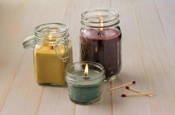 värikkäitä kynttilöitä kaatamalla purkkeihin diy lahjaideoita