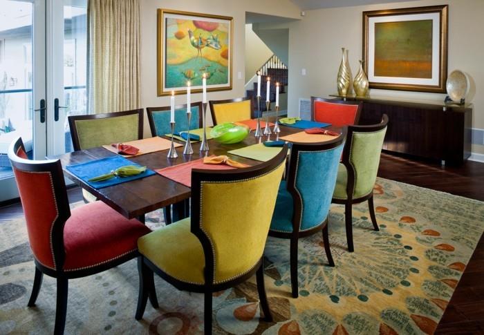 värikkäät huonekalut ruokailu tuolit matto pitkät verhot
