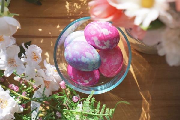 Väritä pääsiäismunat kuplamuovilla