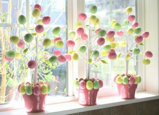 värikäs pääsiäismunat pääsiäinen puut ikkunalaudan koristelu