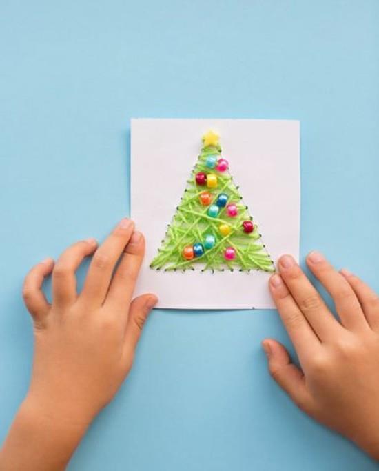 värikkäitä helmiä lanka kuusipuu tinker joulukortteja lasten kanssa