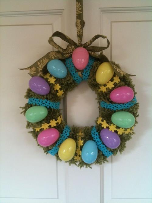 tee värikkäitä muovimunia pääsiäiskrannan koristeluun itse