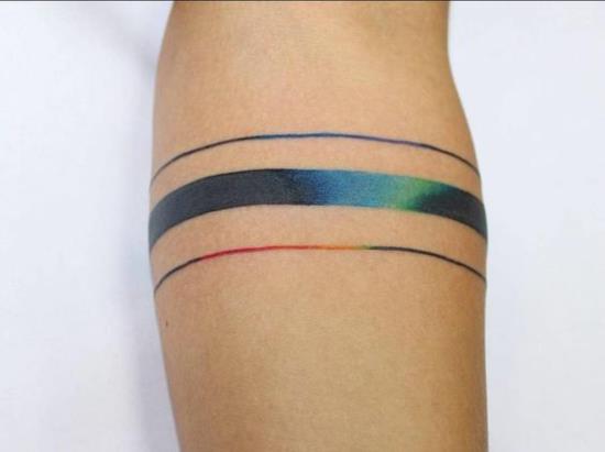 värikäs raita rannekoru tatuointi