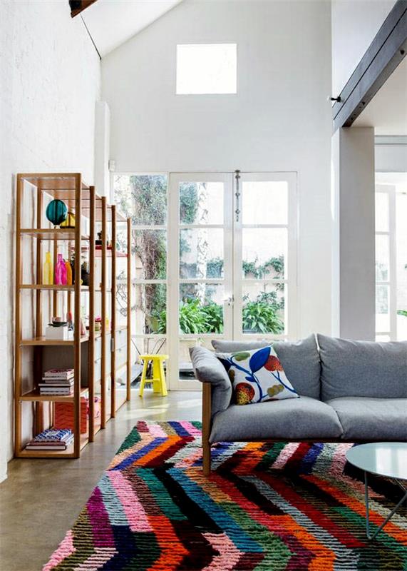 värikkäät matot olohuoneen harmaa sohva