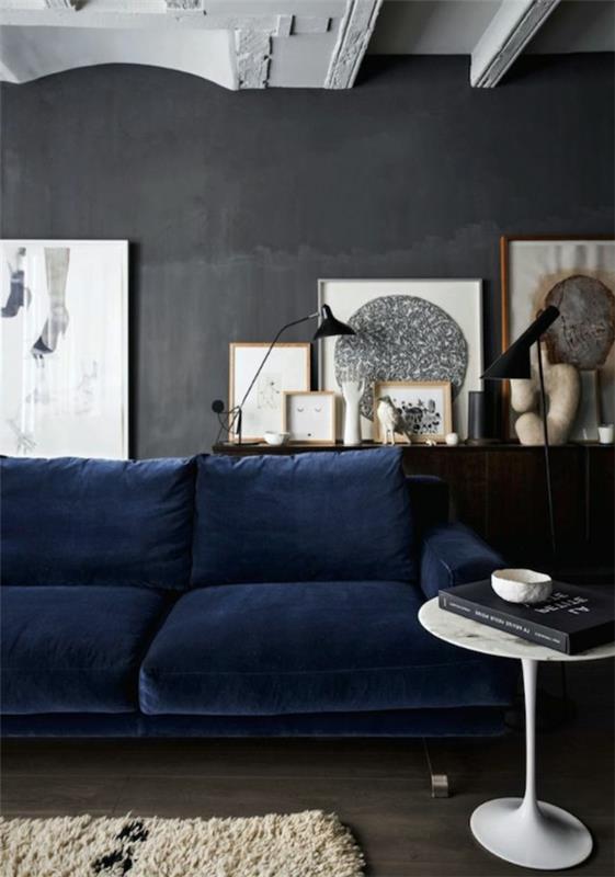 värikäs seinämaali tummansininen sohva tummanharmaa seinä