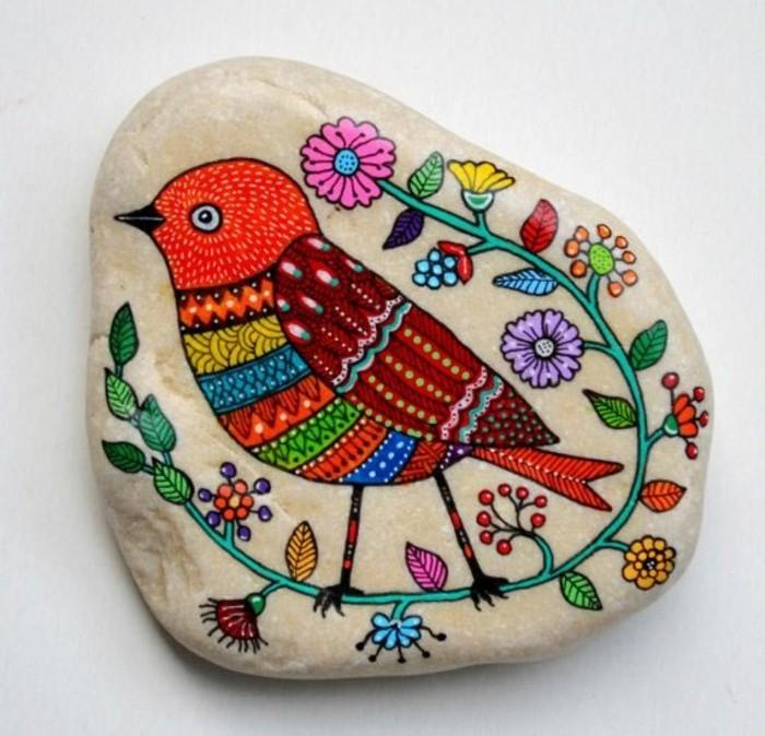 värikäs lintu maalaus kivet motiivi