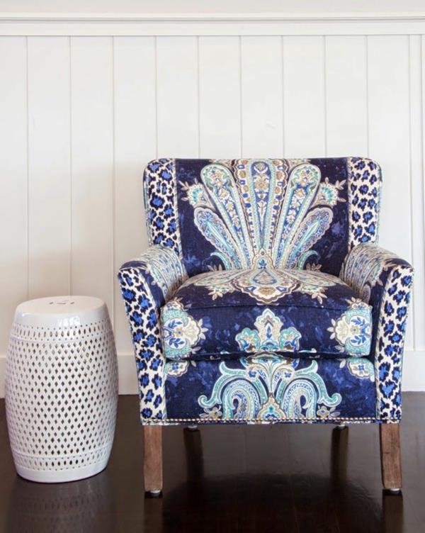 värikäs nojatuoli turkoosi tyylikäs valkoinen sivupöytä