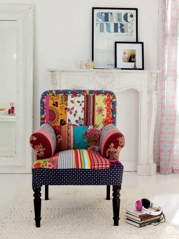 värikäs nojatuoli valkoinen matto pitkät verhot