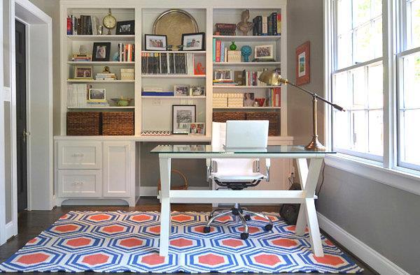 värikäs matto pieni kotitoimiston suunnittelu lasinen pöytälevy
