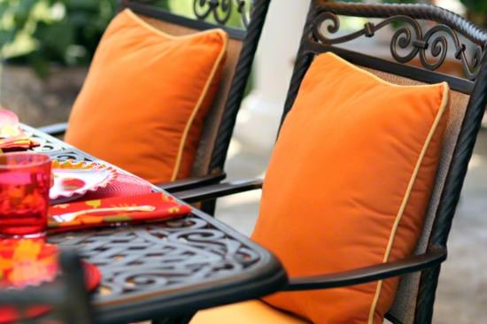 värikäs puutarhan suunnittelu oranssi tyynyt tuoli pöytä