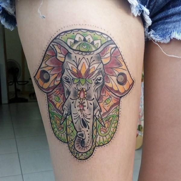 värikäs hamsa -tatuointi norsun reiteen